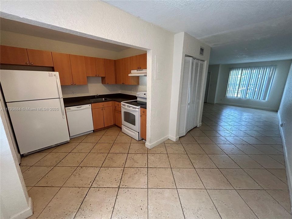 Recently Rented: $1,775 (2 beds, 1 baths, 938 Square Feet)
