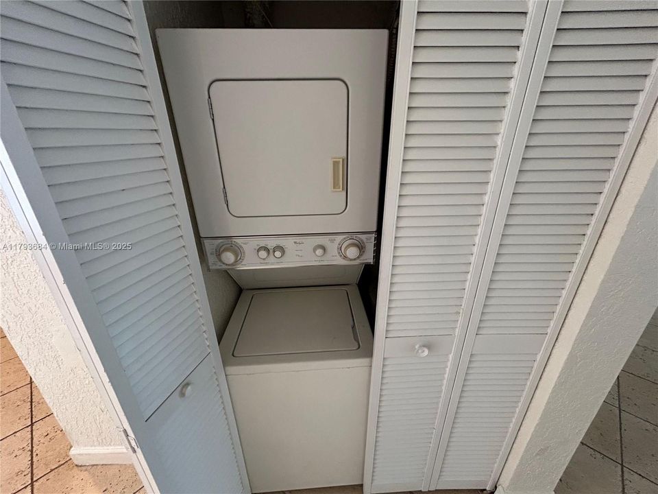 Recently Rented: $1,775 (2 beds, 1 baths, 938 Square Feet)