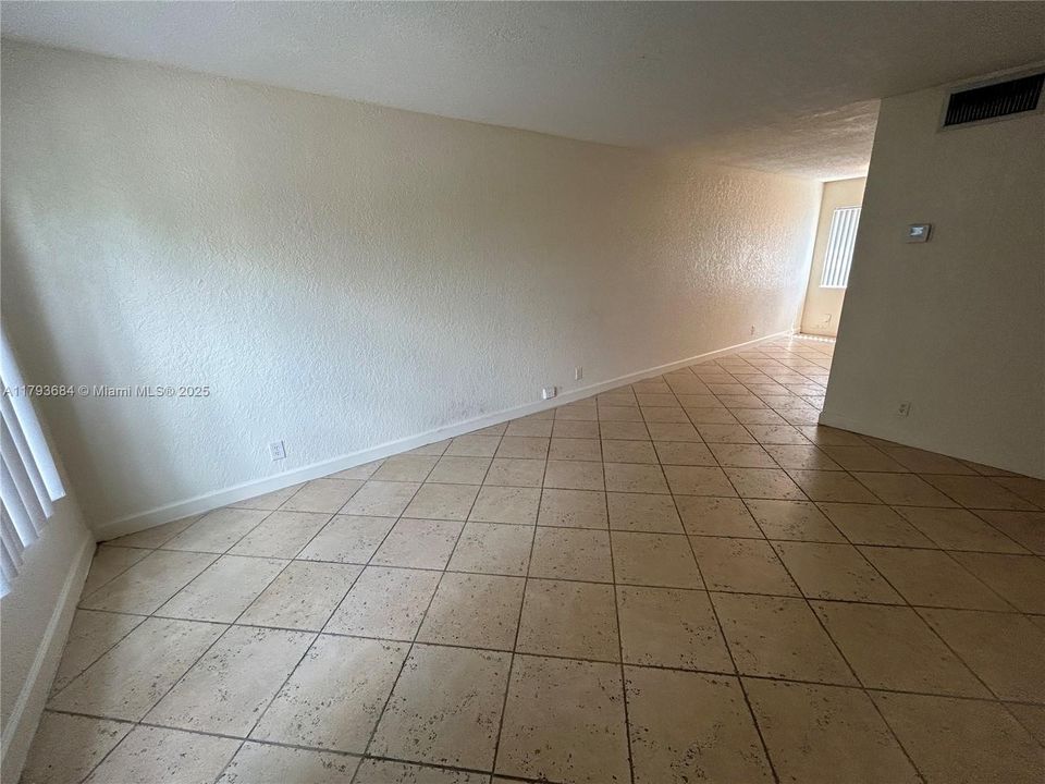 Recently Rented: $1,775 (2 beds, 1 baths, 938 Square Feet)