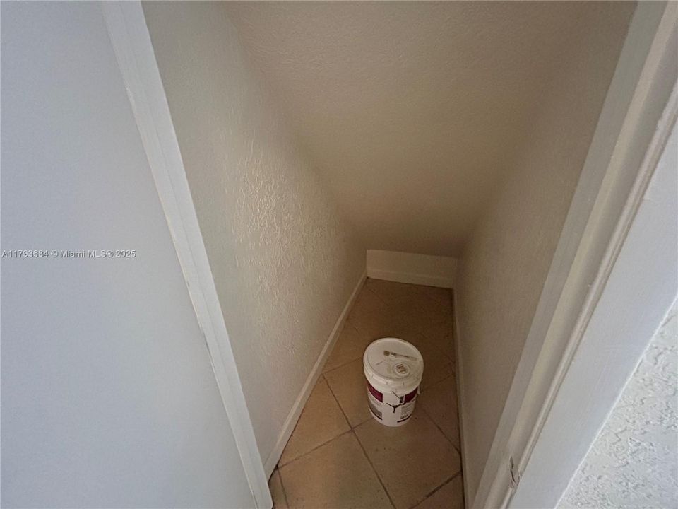 Recently Rented: $1,775 (2 beds, 1 baths, 938 Square Feet)