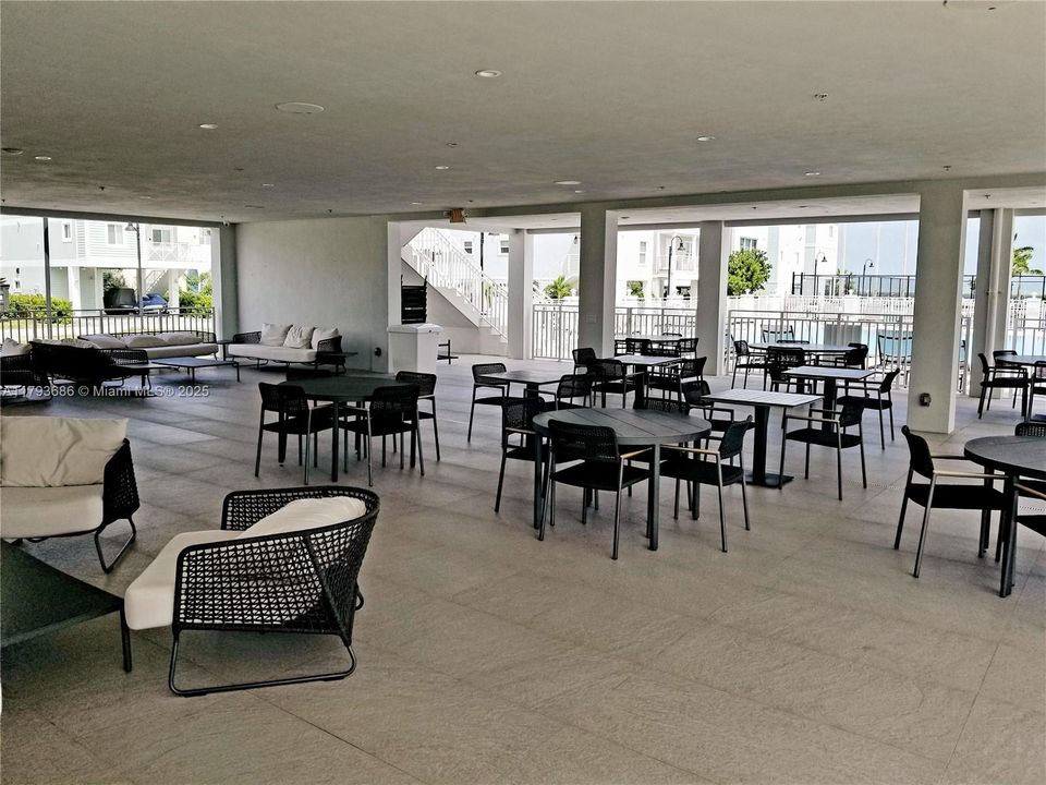 На продажу: $650,000 (0.04 acres)