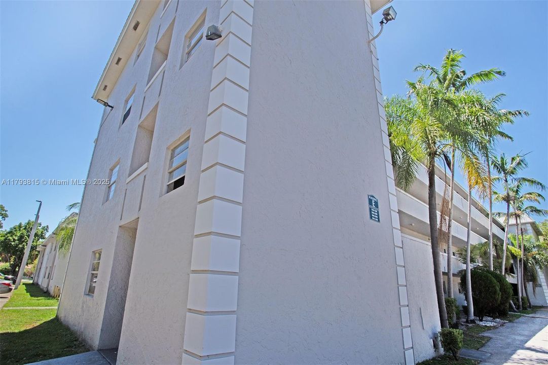 合同活跃: $182,900 (1 贝兹, 1 浴室, 664 平方英尺)