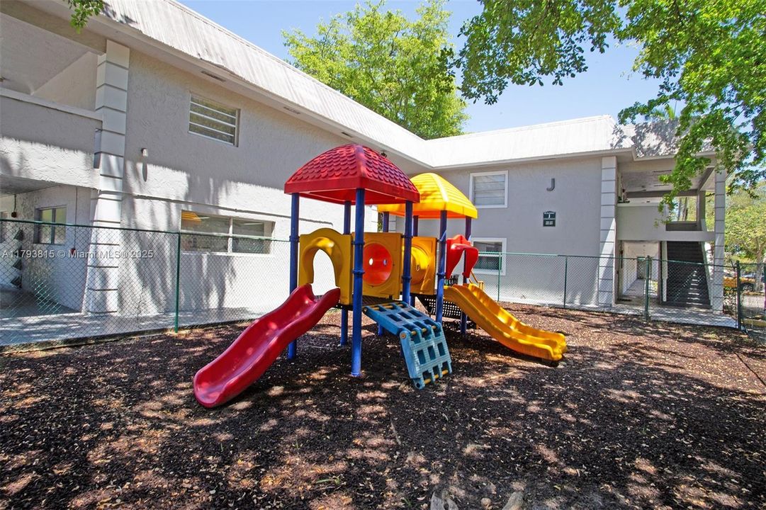 合同活跃: $182,900 (1 贝兹, 1 浴室, 664 平方英尺)