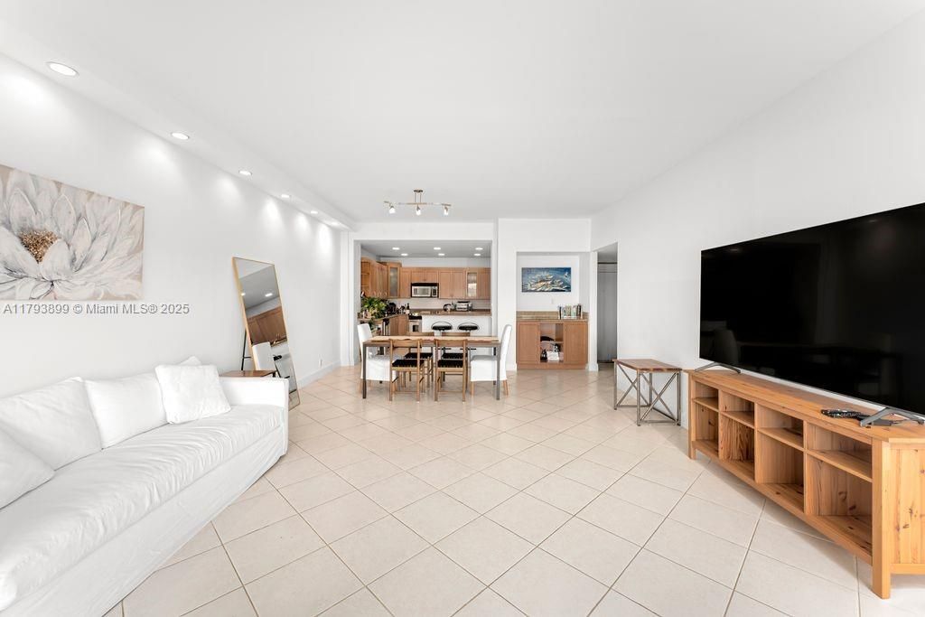 Vendido Recientemente: $1,295,000 (2 camas, 2 baños, 1532 Pies cuadrados)