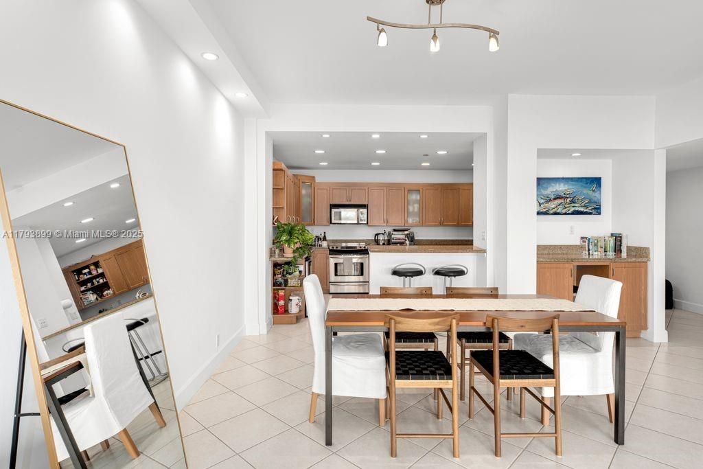 Vendido Recientemente: $1,295,000 (2 camas, 2 baños, 1532 Pies cuadrados)