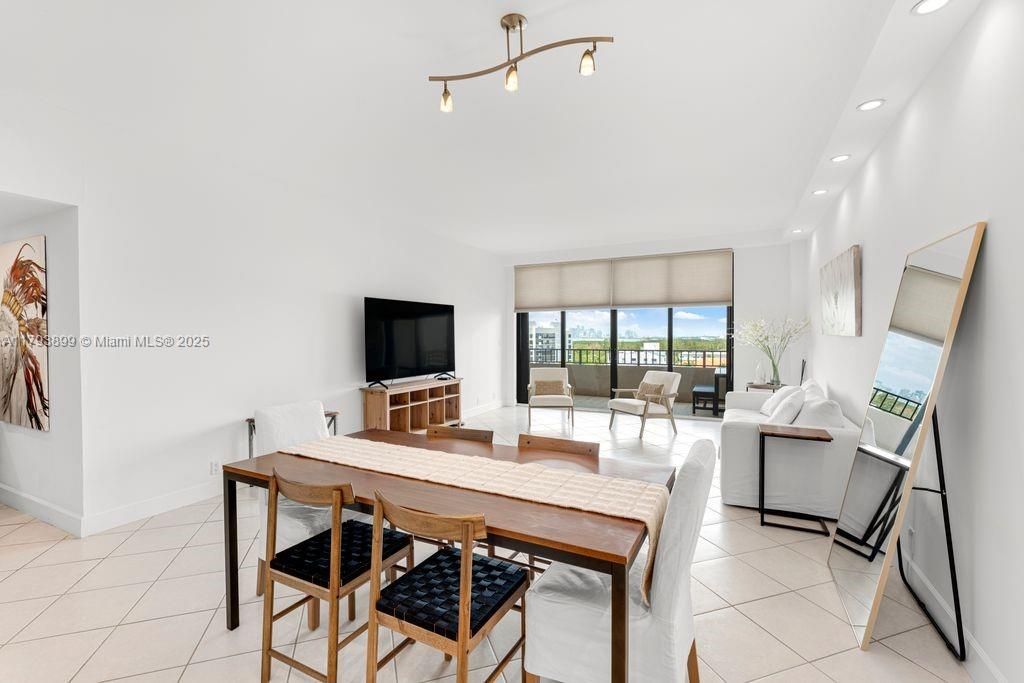 Vendido Recientemente: $1,295,000 (2 camas, 2 baños, 1532 Pies cuadrados)