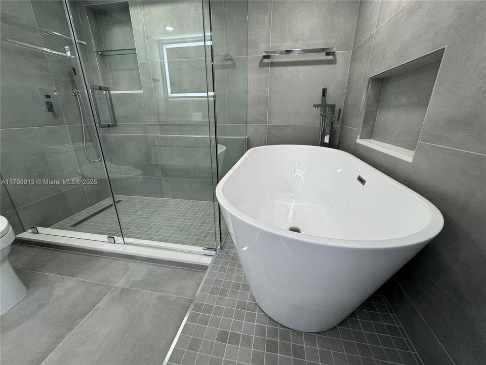 Stylish freestanding bathtub - wall niche