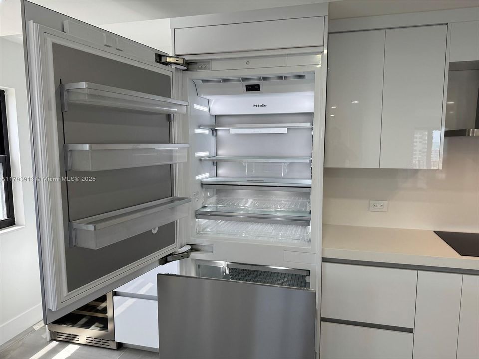 Details - Miele Mastercool refrigerator/freezer