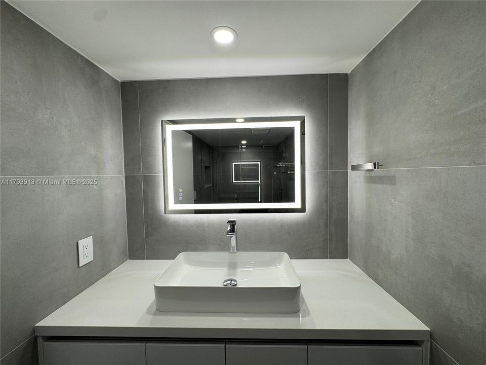 Second/guest bathroom