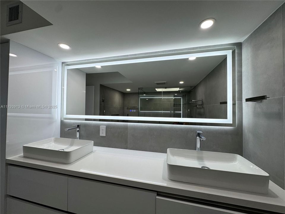 Dual sink vanity and lighted mirror