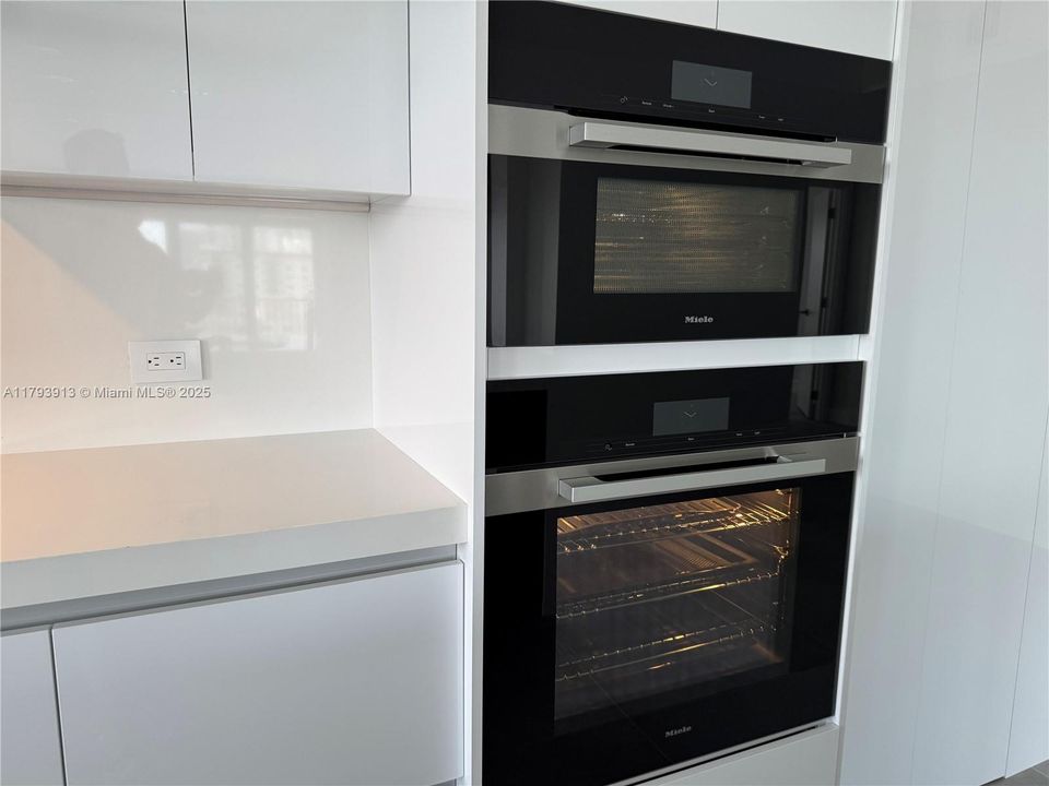 Details - Dual Miele ovens