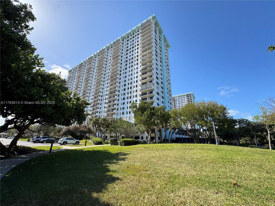 Recently Sold: $899,000 (2 beds, 2 baths, 1660 Square Feet)
