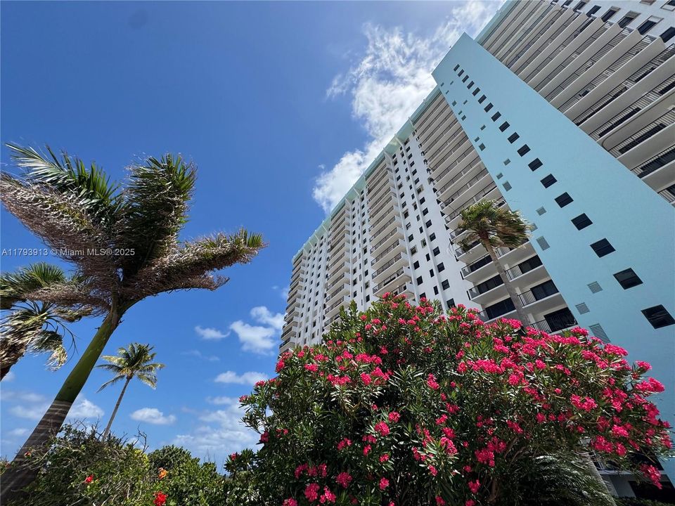 Recently Sold: $899,000 (2 beds, 2 baths, 1660 Square Feet)