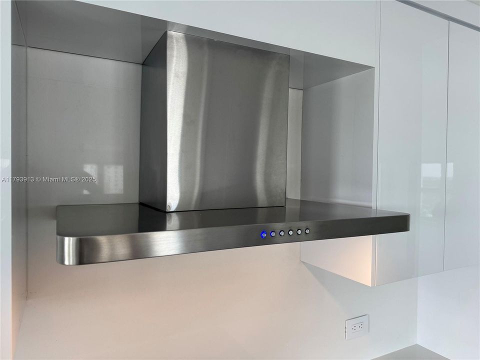 Details - Miele hood vents to the outside