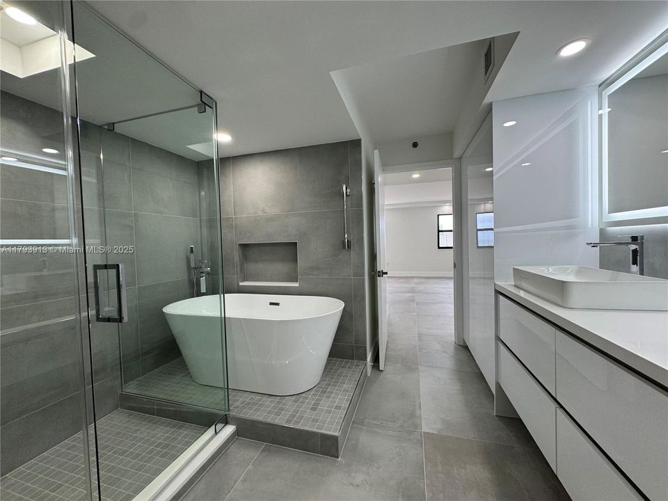 Recently Sold: $899,000 (2 beds, 2 baths, 1660 Square Feet)