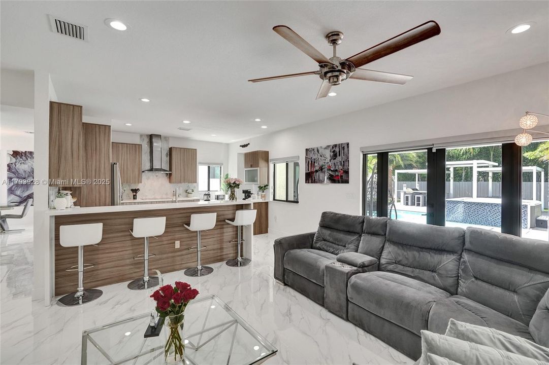 最近售出: $1,320,000 (5 贝兹, 4 浴室, 2925 平方英尺)