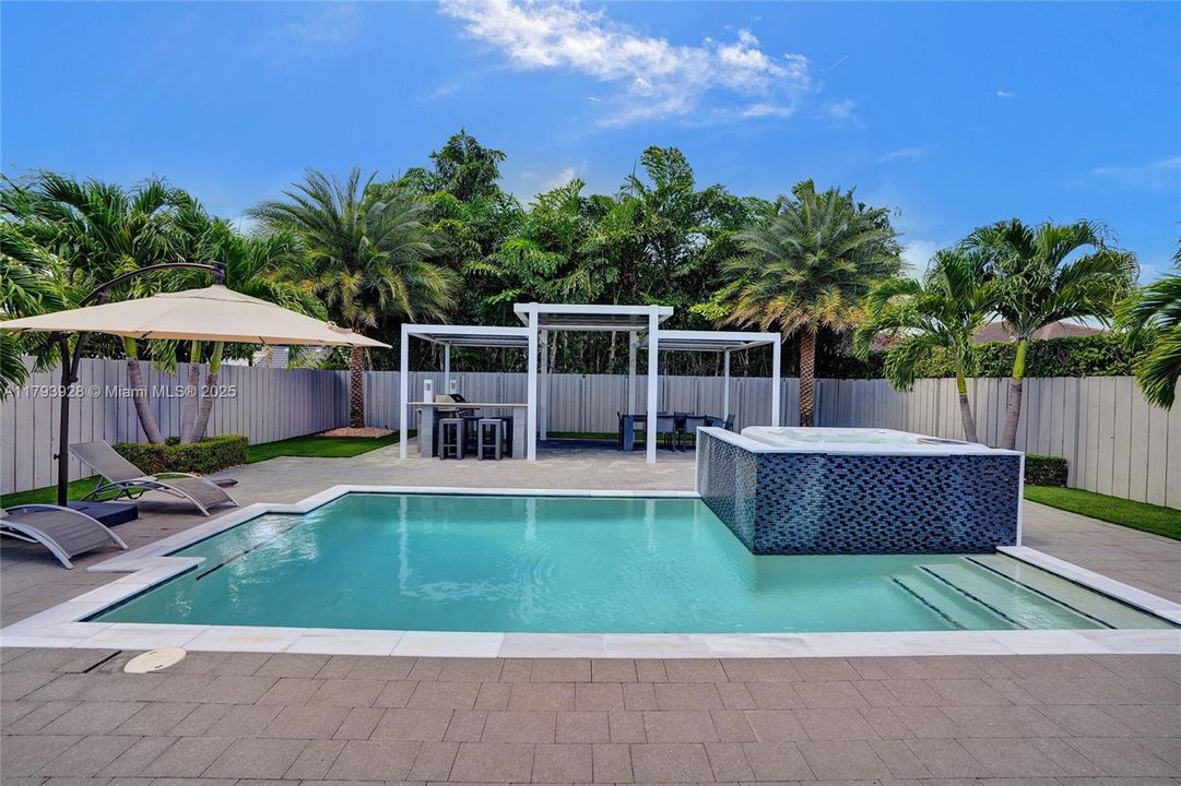 最近售出: $1,320,000 (5 贝兹, 4 浴室, 2925 平方英尺)