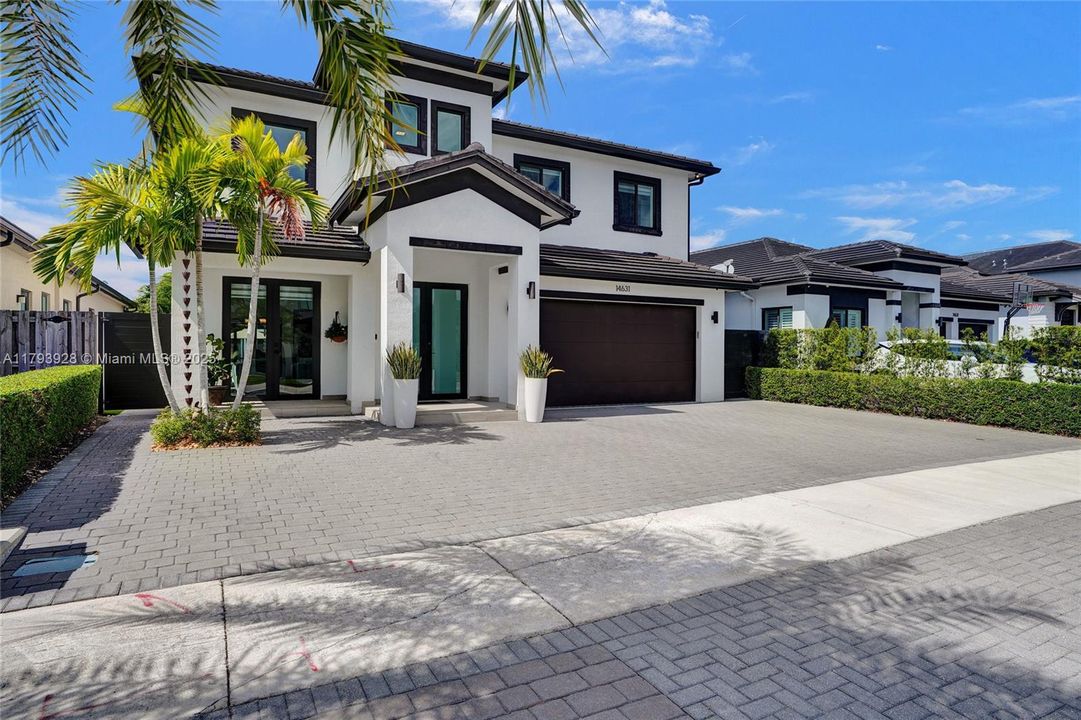 最近售出: $1,320,000 (5 贝兹, 4 浴室, 2925 平方英尺)