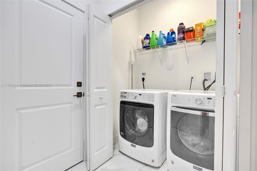 最近售出: $1,320,000 (5 贝兹, 4 浴室, 2925 平方英尺)