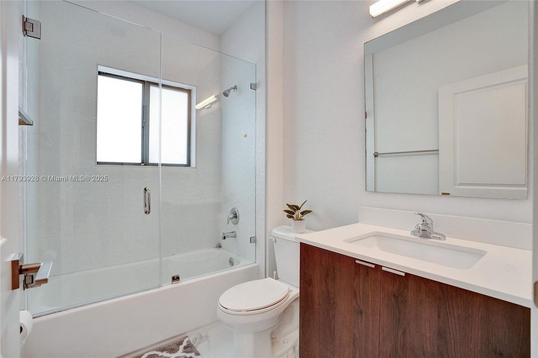 最近售出: $1,320,000 (5 贝兹, 4 浴室, 2925 平方英尺)