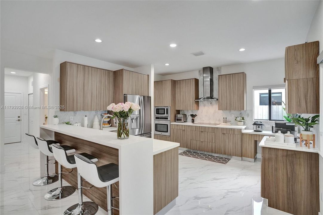 最近售出: $1,320,000 (5 贝兹, 4 浴室, 2925 平方英尺)