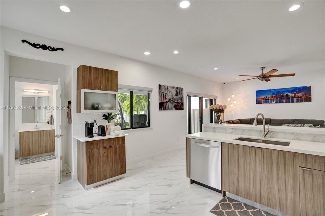 最近售出: $1,320,000 (5 贝兹, 4 浴室, 2925 平方英尺)