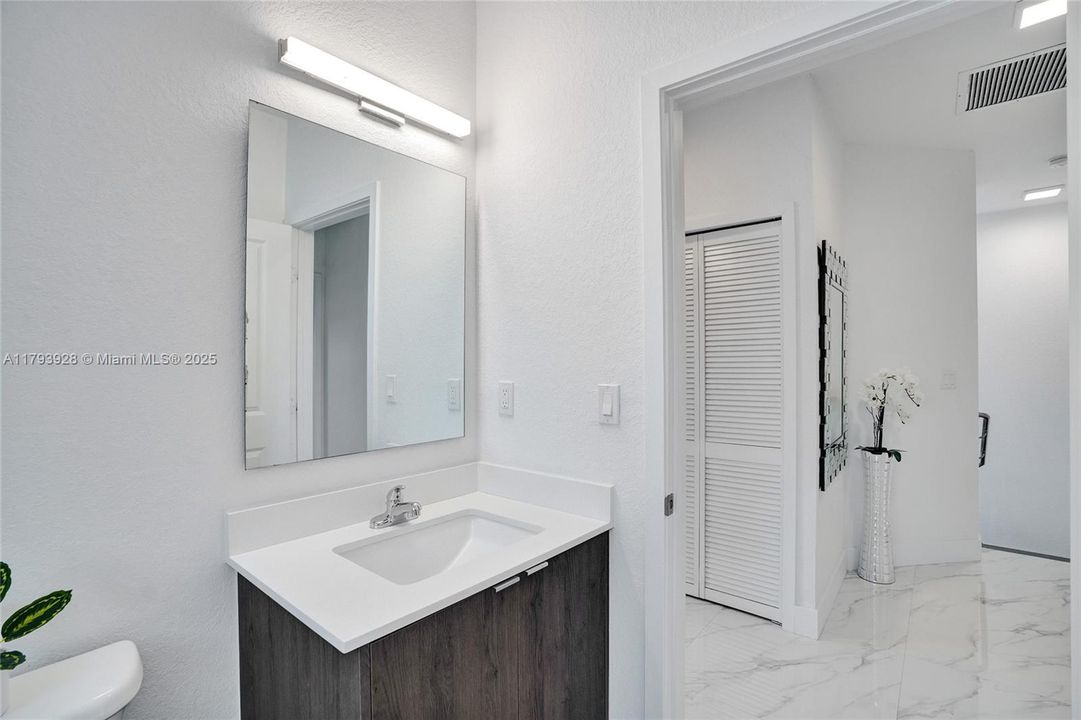 最近售出: $1,320,000 (5 贝兹, 4 浴室, 2925 平方英尺)