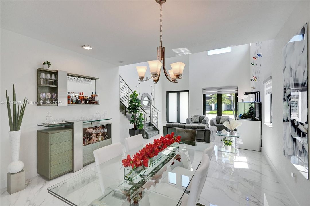 最近售出: $1,320,000 (5 贝兹, 4 浴室, 2925 平方英尺)