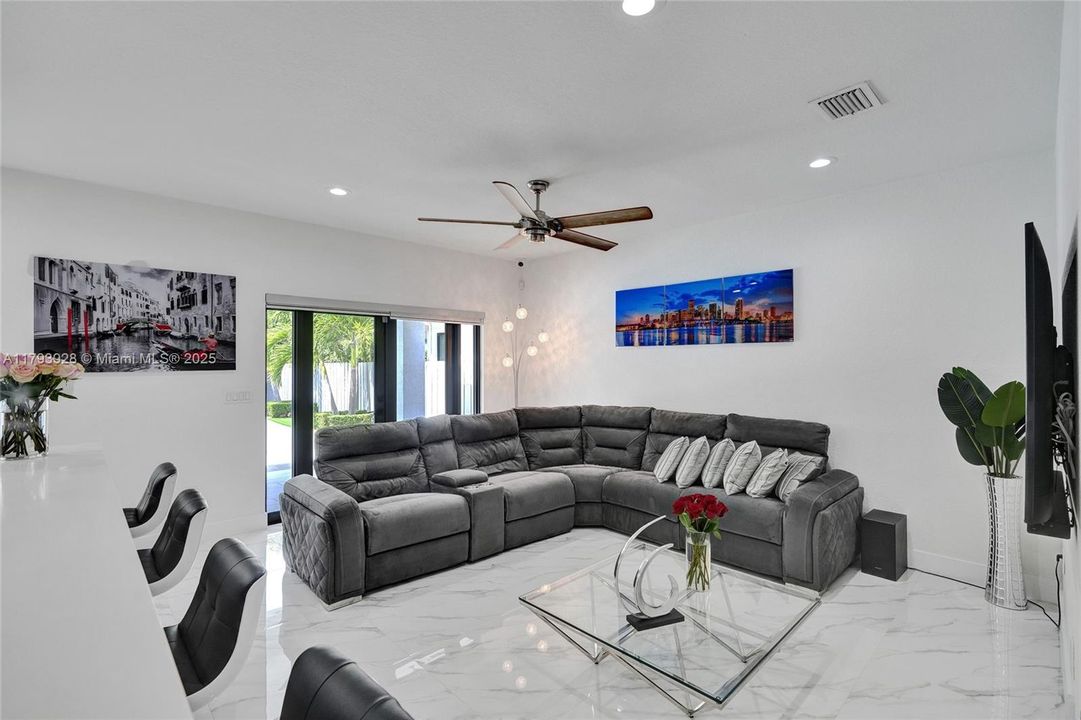 最近售出: $1,320,000 (5 贝兹, 4 浴室, 2925 平方英尺)