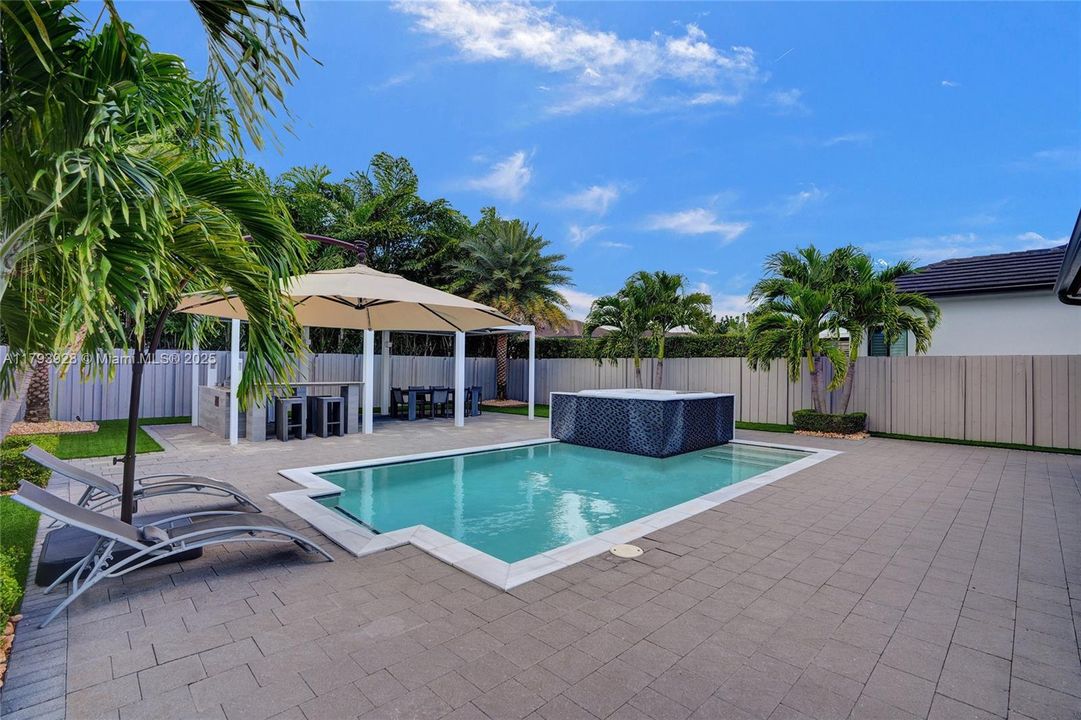 最近售出: $1,320,000 (5 贝兹, 4 浴室, 2925 平方英尺)