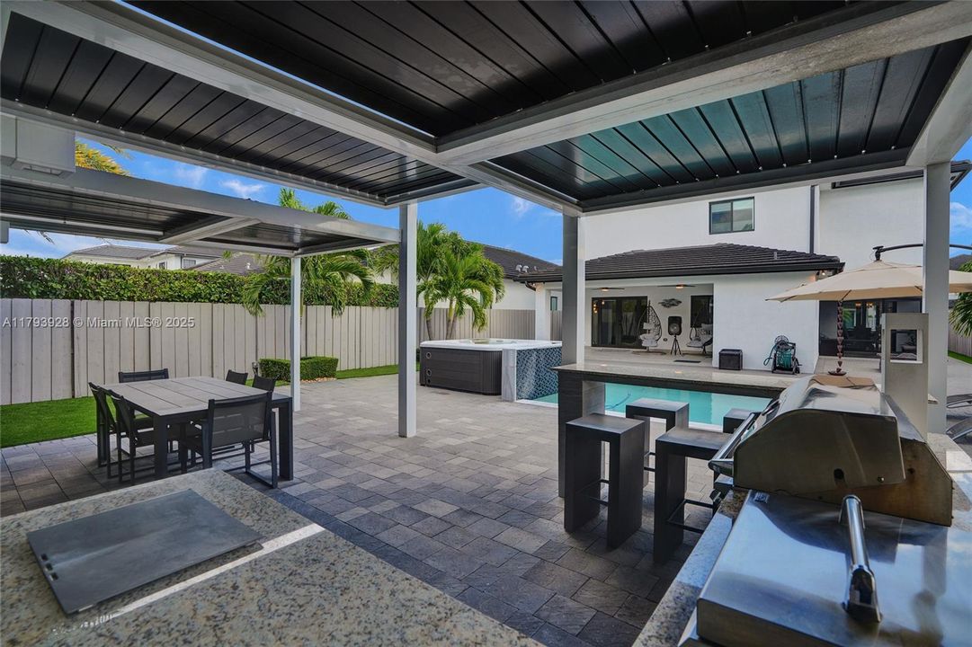 最近售出: $1,320,000 (5 贝兹, 4 浴室, 2925 平方英尺)