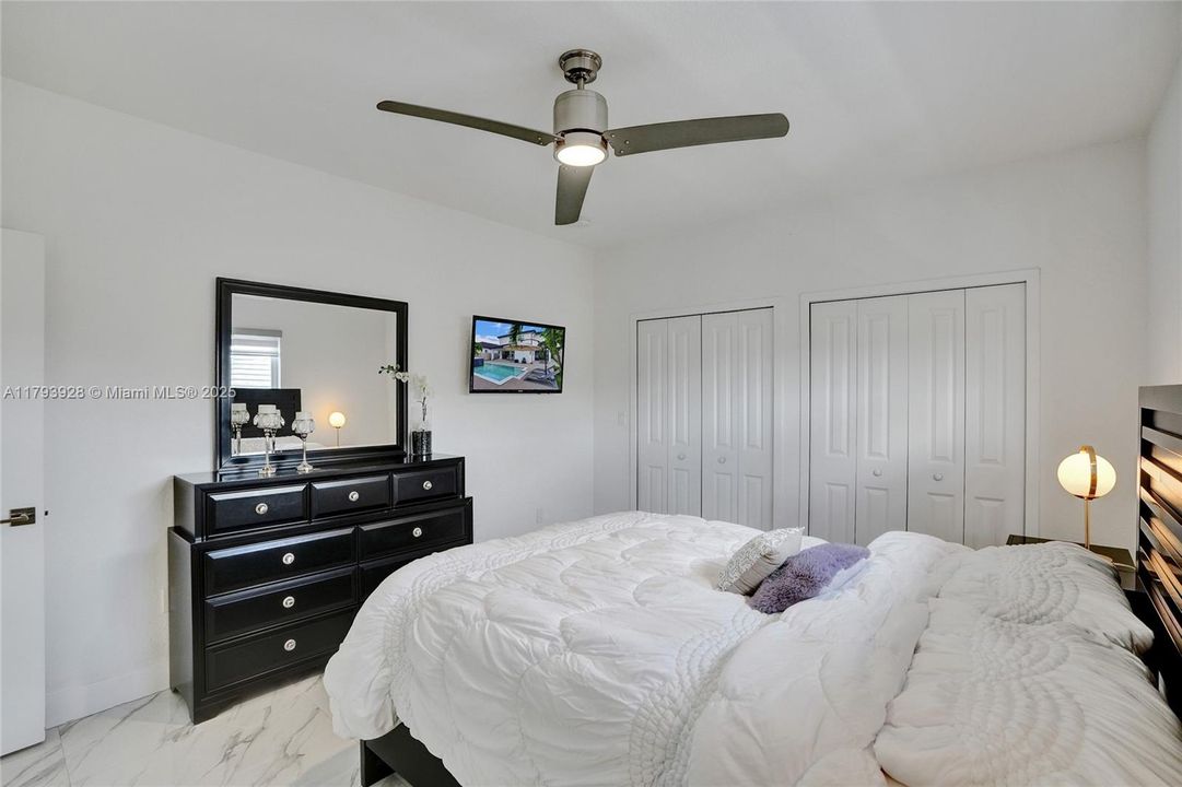 最近售出: $1,320,000 (5 贝兹, 4 浴室, 2925 平方英尺)