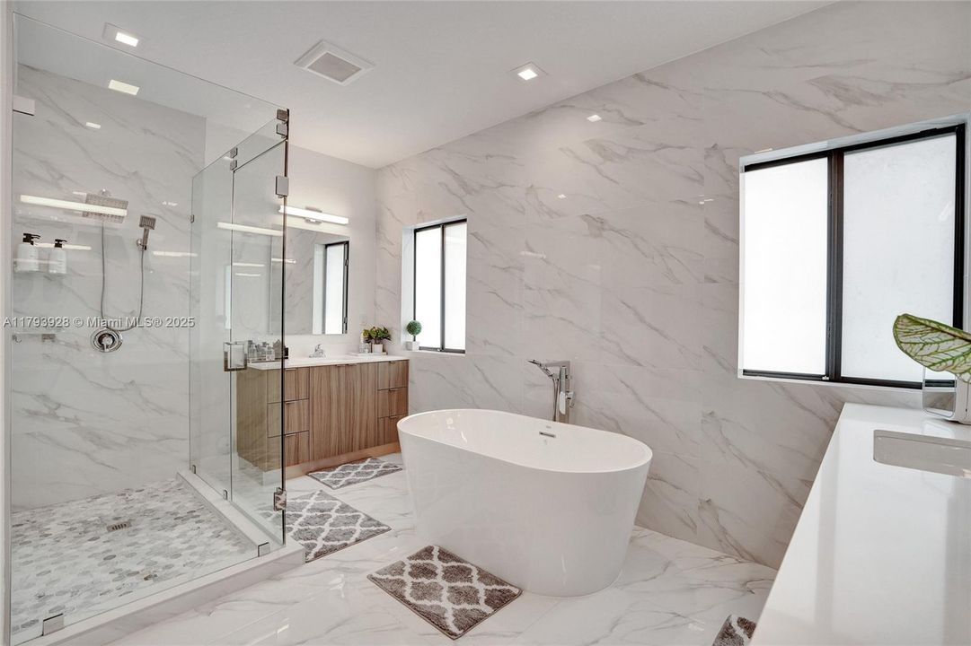 最近售出: $1,320,000 (5 贝兹, 4 浴室, 2925 平方英尺)