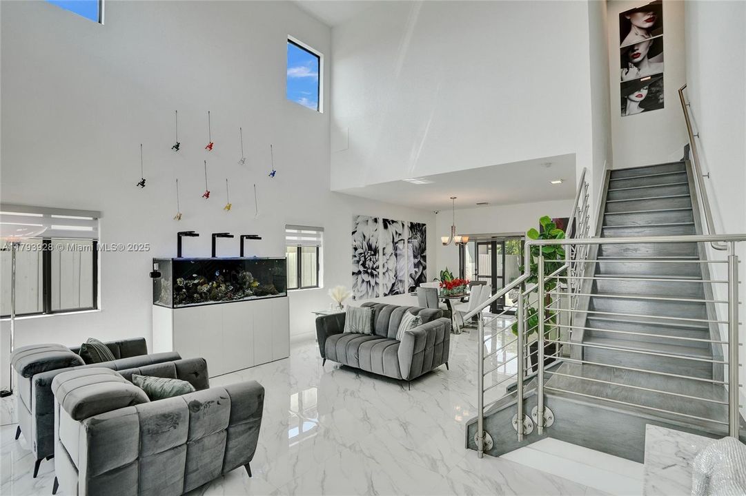 最近售出: $1,320,000 (5 贝兹, 4 浴室, 2925 平方英尺)