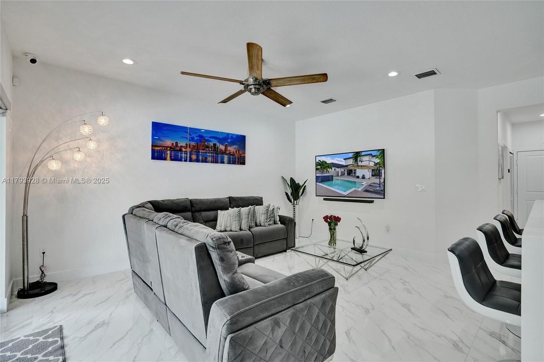 最近售出: $1,320,000 (5 贝兹, 4 浴室, 2925 平方英尺)