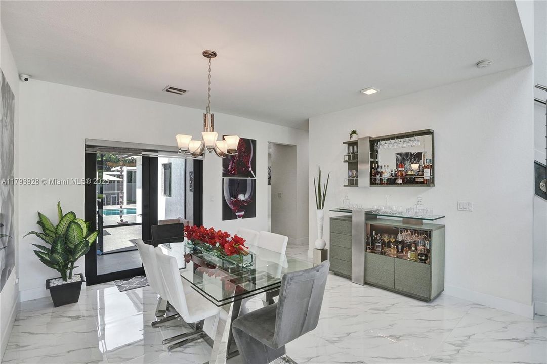 最近售出: $1,320,000 (5 贝兹, 4 浴室, 2925 平方英尺)