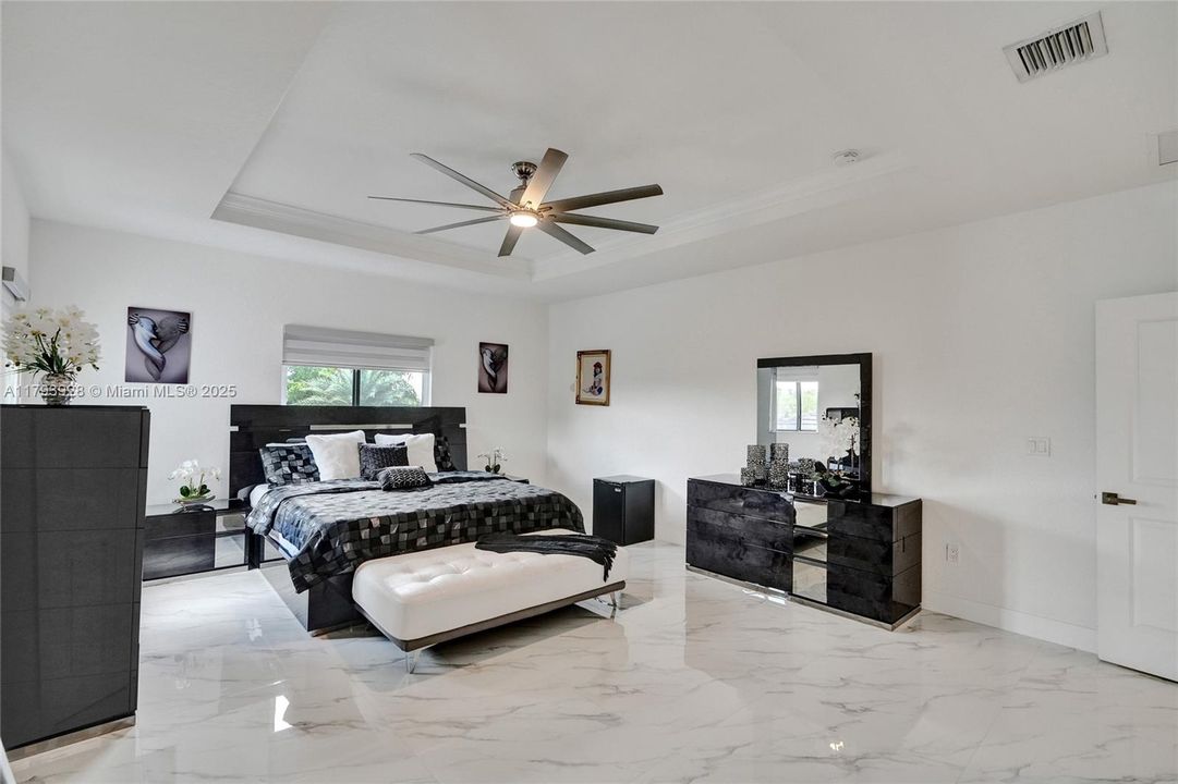 最近售出: $1,320,000 (5 贝兹, 4 浴室, 2925 平方英尺)