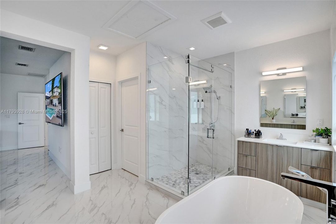 最近售出: $1,320,000 (5 贝兹, 4 浴室, 2925 平方英尺)