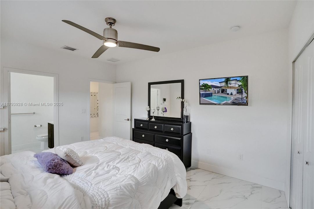 最近售出: $1,320,000 (5 贝兹, 4 浴室, 2925 平方英尺)