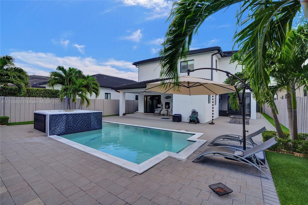 最近售出: $1,320,000 (5 贝兹, 4 浴室, 2925 平方英尺)