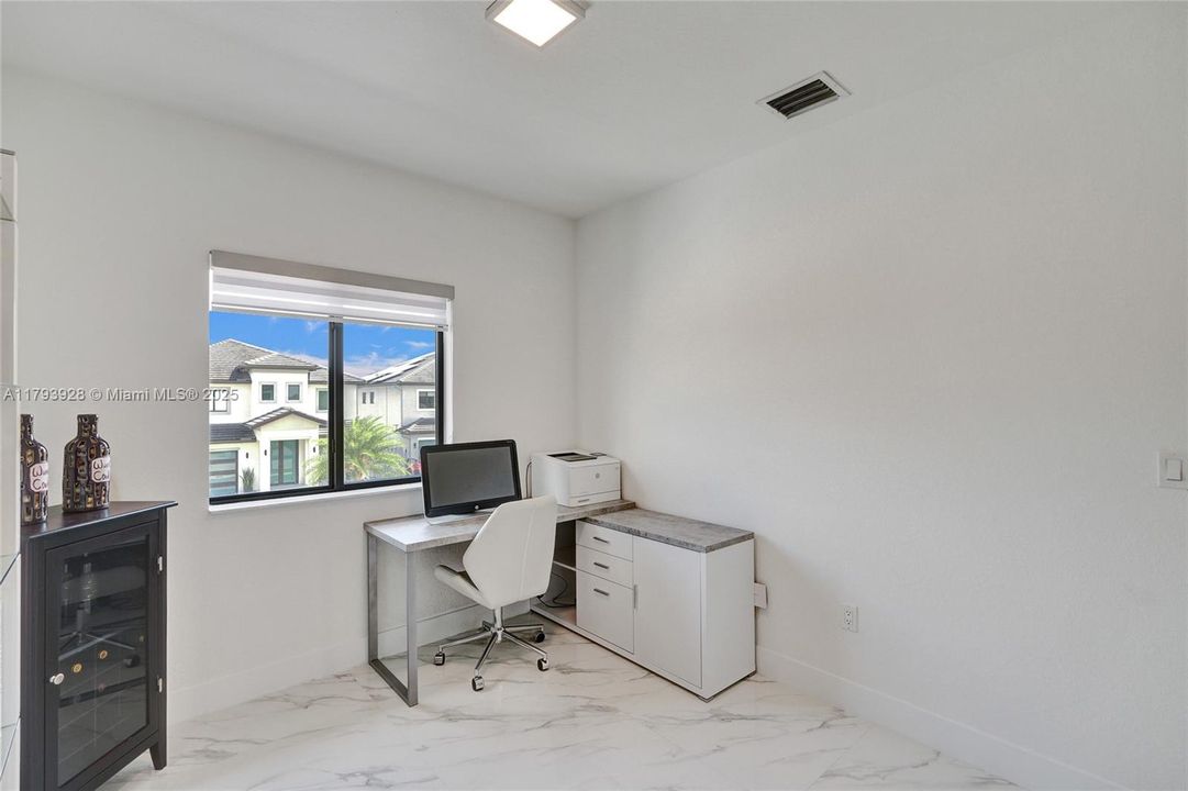 最近售出: $1,320,000 (5 贝兹, 4 浴室, 2925 平方英尺)