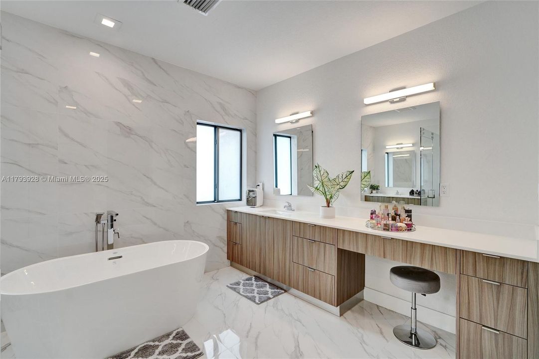 最近售出: $1,320,000 (5 贝兹, 4 浴室, 2925 平方英尺)