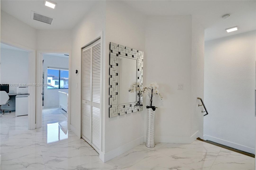 最近售出: $1,320,000 (5 贝兹, 4 浴室, 2925 平方英尺)