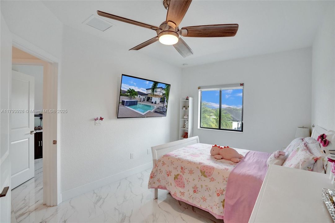 最近售出: $1,320,000 (5 贝兹, 4 浴室, 2925 平方英尺)