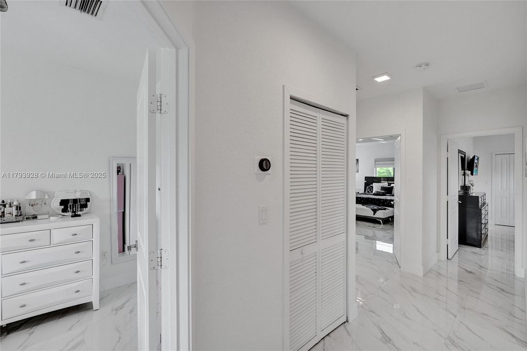 最近售出: $1,320,000 (5 贝兹, 4 浴室, 2925 平方英尺)