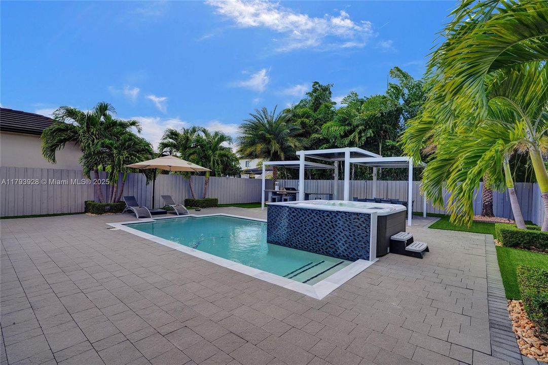 最近售出: $1,320,000 (5 贝兹, 4 浴室, 2925 平方英尺)