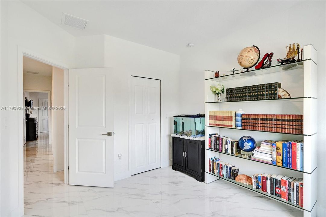 最近售出: $1,320,000 (5 贝兹, 4 浴室, 2925 平方英尺)