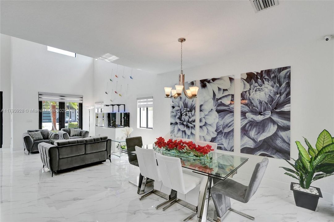 最近售出: $1,320,000 (5 贝兹, 4 浴室, 2925 平方英尺)