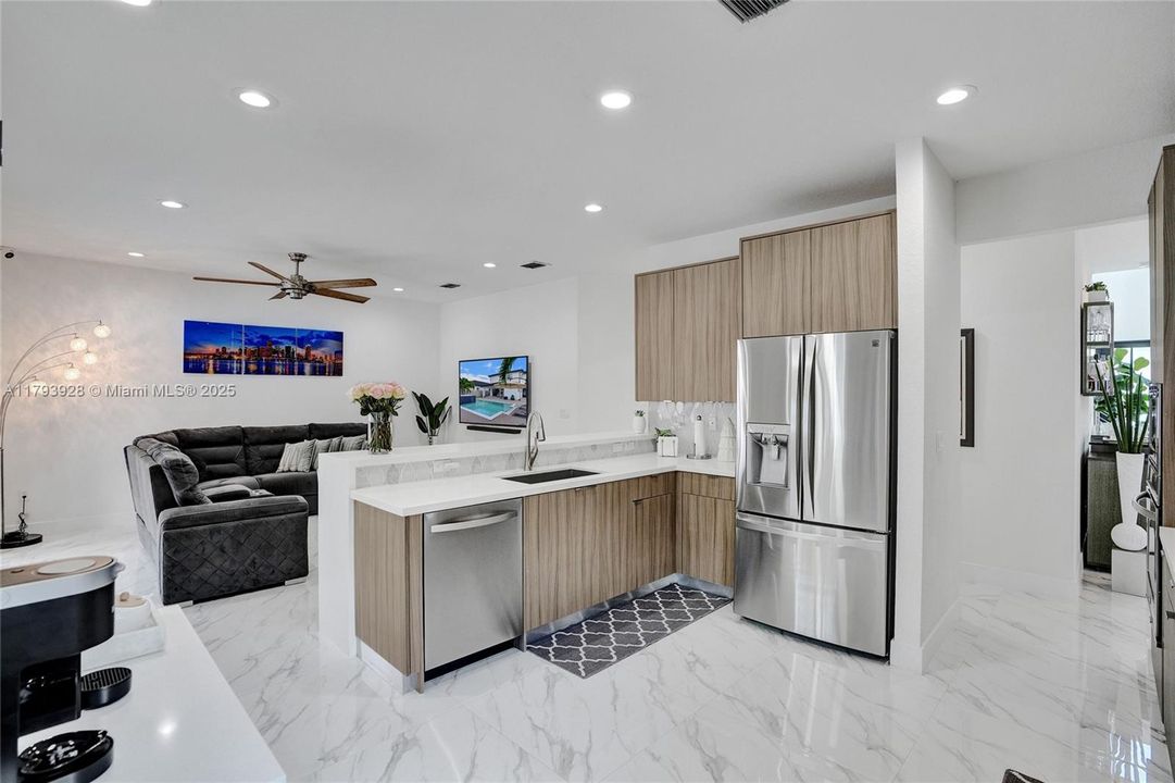 最近售出: $1,320,000 (5 贝兹, 4 浴室, 2925 平方英尺)