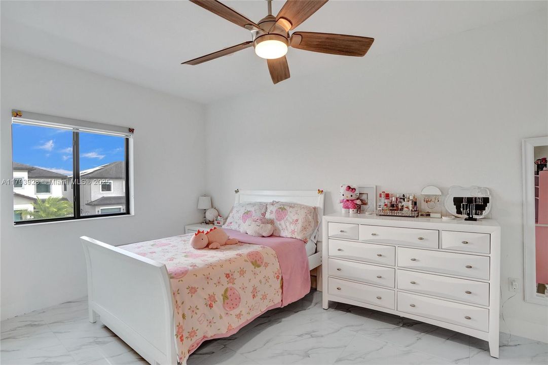 最近售出: $1,320,000 (5 贝兹, 4 浴室, 2925 平方英尺)